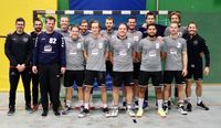 Die Herrenmannschaft des SG Freiburg Süd (Handball) posiert zufällig vor einem Tor.